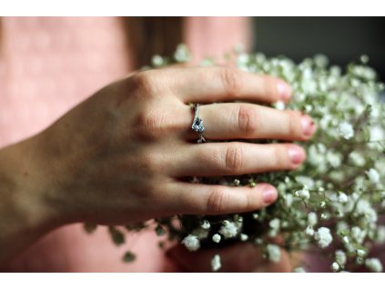 Stříbrné dámské prsteny pro různé příležitosti: volba podle outfitu