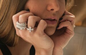 Nejlepší způsoby, jak nosit stříbrné šperky Stříbrné dámské přívěsky s personalizací