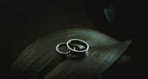 Stříbrné prsteny jako dar: jak vybrat správnou velikost a tvar Stříbrné dámské náramky s personalizací