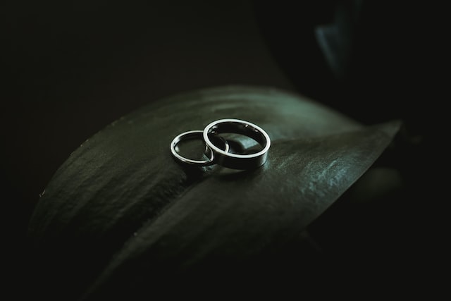 Symbolika stříbrných prstenů: co skrývají?