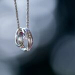 Stříbrné dámské prsteny s drahými kameny: co všechno je třeba vědět?