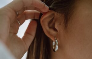 Stříbrné naušnice jako módní doplněk: jak je nosit správně Stříbrné náušnice SWAROVSKI pro dámy