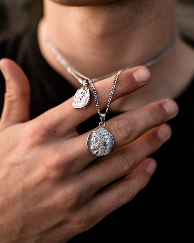 Jak správně kombinovat stříbrné prsteny se šperky a oblečením