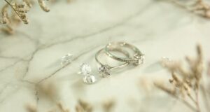 Symbolika stříbrných prstenů: co skrývají? Návod na výrobu vlastních stříbrných naušnic