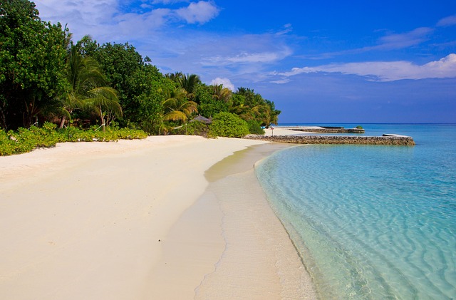 Romantika na Maledivách - Procházka pláží