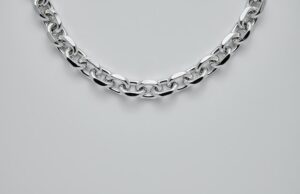 Stříbrné dámské prsteny pro různé příležitosti: volba podle outfitu Stříbrné prstýnky SWAROVSKI pro ženy