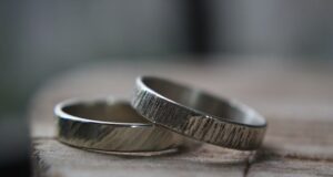 Symbolika stříbrných naušnic: co skrývají? Výběr stříbrného dámského náramku jako dárku