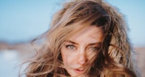 Zimní vlasová péče: Síla pomerančové kůry pro zimní zdraví vlasů