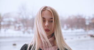 Tajemství svůdných kadeří: Síla květů ibišku v péči o vlasy