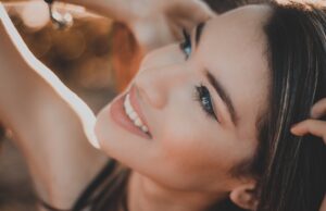 Udržování lesklých černých vlasů ve 40 letech: Tipy pro dietu a životní styl